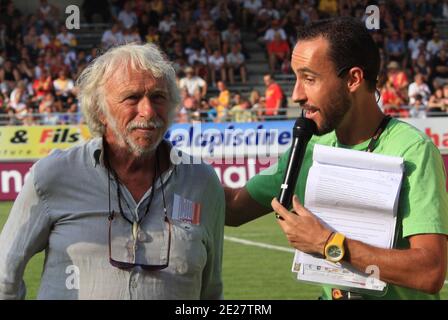 Acteur Pierre Richard lors du match de rugby de superligue Catalans Dragons contre Warrington Wolves. Les loups ont gagné 12 - 25 au stade Gilbert Brutus à Perpignan, en France, le 20 août 2011. Photo de Michel Clementz/ABACAPRESS.COM Banque D'Images