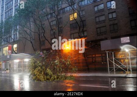 Un arbre abattu à Midtown Manhattan pendant l'ouragan Irene à New York, NY, USA, le 28 août 2011. Photo de Mehdi Taamallah/ABACAPRESS.COM Banque D'Images