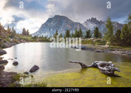 Vue panoramique sur le mont Lagazuoi et le lac Limides en été, à Cortina d'Ampezzo, dans les Dolomites italiennes Banque D'Images