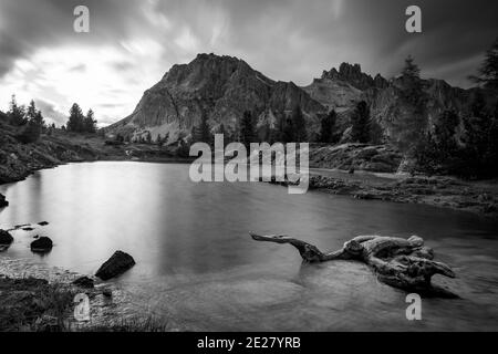 Vue panoramique sur le mont Lagazuoi et le lac Limides en été, à Cortina d'Ampezzo, dans les Dolomites italiennes Banque D'Images