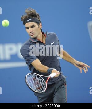 Roger Federer de Suisse en action contre le col Santiago Giraldo lors du premier jour de l'US Open, à Flushing Meadows, New York City, NY, USA, le lundi 29 août 2011. Photo de Mehdi Taamallah/ABACAPRESS.COM Banque D'Images