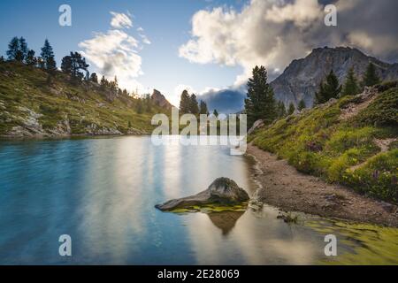 Une photo de vue panoramique sur le mont Lagazuoi et le lac Limides en été, à Cortina d'Ampezzo, dans les Dolomites italiennes Banque D'Images