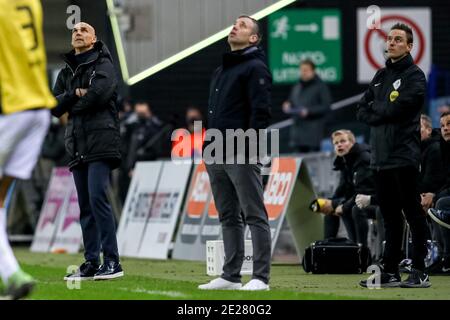 ARNHEM, PAYS-BAS - JANVIER 12: (G-D): Entraîneur en chef Thomas Letsch de vitesse, entraîneur en chef René Hake du FC Utrecht, 4ème officiel Laurens Gerrets, presum Banque D'Images
