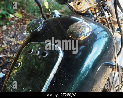 Réservoir de gaz pour moto avec couvercle rouillé et corps brillant et poussiéreux Banque D'Images