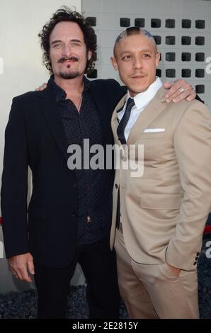 Theo Rossi et Kim Coates arrivent pour la projection des « Sons of Anarchy » du FX, qui se sont tenus au ArcLight Cinemas Cinerama Dome de Los Angeles, en Californie, le 30 août 2011. Photo de Steve Levino/ABACAPRESS.COM Banque D'Images