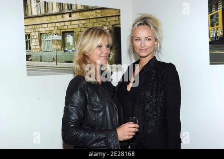 Adriana Karembeu et sa sœur Natalia Sklenarikova , marraine de Lanson champaign, participent à la récolte de raisins (Vendanges) du Clos Lanson 2011 à Reims, France, le 27 août 2011. Photo par ABACAPRESS.COM Banque D'Images