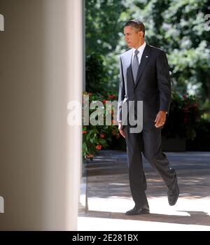 Le président américain Barack Obama entre dans le Rose Garden avant de faire une déclaration exigeant que le Congrès passe des projets de loi de prolongation des transports et d'avaïtion le 31 août 2011 à Washington, DC. Photo par Olivier Douliery/ABACAPRESS.COM Banque D'Images