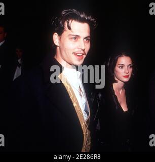 Winona Ryder et Johnny Depp à la première « Edward Scissorhands » à Los Angeles, en Californie. 6 décembre 1990. Crédit: Ralph Dominguez/MediaPunch Banque D'Images