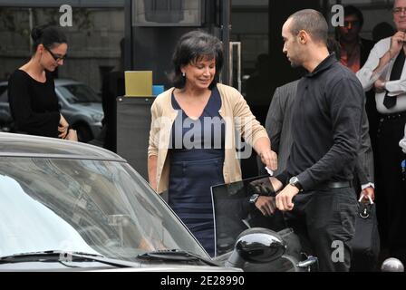 Anne Sinclair, femme de Dominique Strauss-Kahn, quitte le café de l'Alma à Paris, en France, le 6 septembre 2011. Photo par ABACAPRESS.COM Banque D'Images