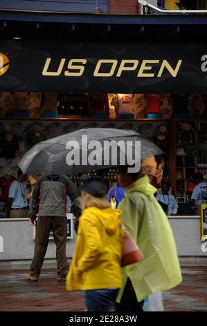 La pluie retarde le tennis pour une deuxième journée consécutive au cours du jour 10 à l'US Open, à Flushing Meadows à New York City, NY, USA, le 7 septembre 2011 photo par Mehdi Taamallah/ABACAPRESS.COM. Banque D'Images