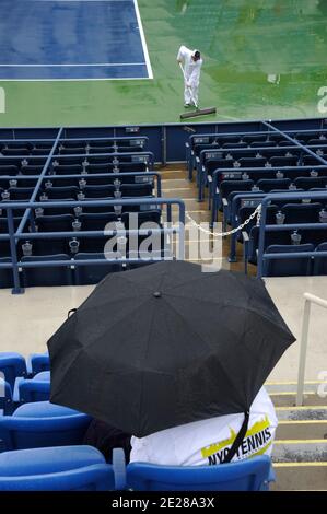 La pluie retarde le tennis pour une deuxième journée consécutive au cours du jour 10 à l'US Open, à Flushing Meadows à New York City, NY, USA, le 7 septembre 2011 photo par Mehdi Taamallah/ABACAPRESS.COM. Banque D'Images