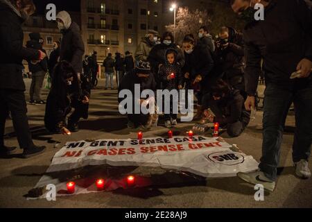 Barcelone, Catalogne, Espagne. 12 janvier 2021. Les voisins sont vus en hommage avec des bougies allumées pour le défunt et une bannière qui dit, pas de personnes sans abri, pas de maison sans abri.The Housing Union, de Barceloneta, un quartier de Barcelone, Ont appelé à un rassemblement pour deux résidents du quartier qui vivaient dans la rue et ont été les victimes fatales de la vague de froid qui hante l'Espagne. Les manifestants ont rendu hommage aux victimes et exigé un foyer digne pour tous les habitants de la rue. Credit: Thiago Prudencio/DAX/ZUMA Wire/Alay Live News Banque D'Images