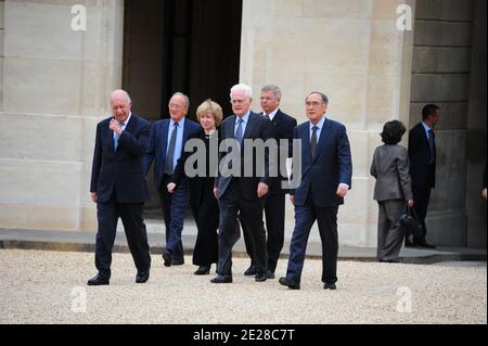 Membres du Club de Madrid, un forum d'anciens dirigeants mondiaux, l'ancien Premier ministre norvégien Kjell Magne Bondevik, l'ancien Premier ministre français Lionel Jospin, l'ancien Premier ministre néerlandais Wim COK et l'ancien président chilien Ricardo Lagos, l'ancien président ghanéen John Kufuor, L'ancien premier ministre sud-coréen Hong Koo Lee et l'ancien premier ministre canadien Kim Campbell et l'ancien président malien Alpha Oumar Konare arrivent au palais de l'Elysée à Paris, en France, le 9 septembre. 2011 avant un déjeuner avec le président français Nicolas Sarkozy pour discuter de ses priorités en tant que chef actuel du G Banque D'Images