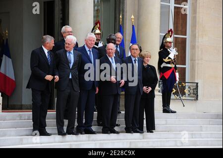 Membres du Club de Madrid, un forum d'anciens leaders mondiaux, (de L) l'ancien Premier ministre norvégien Kjell Magne Bondevik, l'ancien Premier ministre français Lionel Jospin, l'ancien Premier ministre néerlandais Wim COK et l'ancien président chilien Ricardo Lagos, l'ancien président ghanéen John Kufuor, L'ancien premier ministre sud-coréen Hong Koo Lee et l'ancien premier ministre canadien Kim Campbell et l'ancien président malien Alpha Oumar Konare posent à l'Elysée à Paris, en France, le 9 septembre, 2011 avant un déjeuner avec le président français Nicolas Sarkozy pour discuter de ses priorités en tant que chef actuel o Banque D'Images