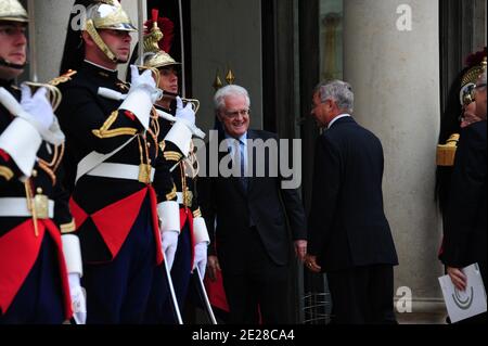 L'ancien Premier ministre français Lionel Jospin et d'autres membres du Club de Madrid, un forum d'anciens leaders mondiaux, arrivent au palais de l'Elysée à Paris, en France, le 9 septembre, 2011 avant un déjeuner avec le président français Nicolas Sarkozy pour discuter de ses priorités en tant que chef actuel du G20. Les chefs d'Etat et de gouvernement du G20 se réuniront dans la station balnéaire de Cannes, dans le sud de la France, les 3 et 4 novembre 2011. Photo de Mousse/ABACAPRESS.COM Banque D'Images