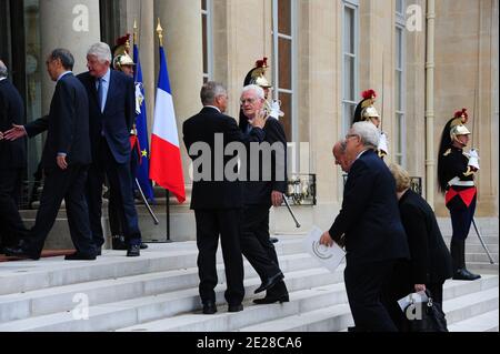 L'ancien Premier ministre français Lionel Jospin et d'autres membres du Club de Madrid, un forum d'anciens leaders mondiaux, arrivent au palais de l'Elysée à Paris, en France, le 9 septembre, 2011 avant un déjeuner avec le président français Nicolas Sarkozy pour discuter de ses priorités en tant que chef actuel du G20. Les chefs d'Etat et de gouvernement du G20 se réuniront dans la station balnéaire de Cannes, dans le sud de la France, les 3 et 4 novembre 2011. Photo de Mousse/ABACAPRESS.COM Banque D'Images