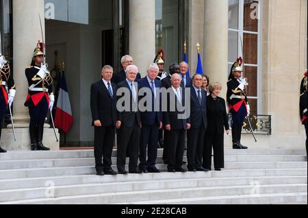 Membres du Club de Madrid, un forum d'anciens leaders mondiaux, (de L) l'ancien Premier ministre norvégien Kjell Magne Bondevik, l'ancien Premier ministre français Lionel Jospin, l'ancien Premier ministre néerlandais Wim COK et l'ancien président chilien Ricardo Lagos, l'ancien président ghanéen John Kufuor, L'ancien premier ministre sud-coréen Hong Koo Lee et l'ancien premier ministre canadien Kim Campbell et l'ancien président malien Alpha Oumar Konare posent à l'Elysée à Paris, en France, le 9 septembre, 2011 avant un déjeuner avec le président français Nicolas Sarkozy pour discuter de ses priorités en tant que chef actuel o Banque D'Images