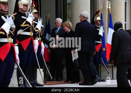 L'ancien Premier ministre français Lionel Jospin et d'autres membres du Club de Madrid, un forum d'anciens leaders mondiaux, arrivent au palais de l'Elysée à Paris, en France, le 9 septembre, 2011 avant un déjeuner avec le président français Nicolas Sarkozy pour discuter de ses priorités en tant que chef actuel du G20. Les chefs d'Etat et de gouvernement du G20 se réuniront dans la station balnéaire de Cannes, dans le sud de la France, les 3 et 4 novembre 2011. Photo de Mousse/ABACAPRESS.COM Banque D'Images