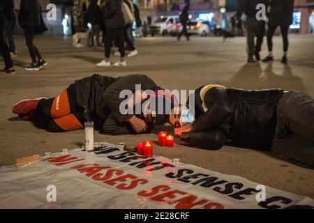 Barcelone, Catalogne, Espagne. 12 janvier 2021. Deux hommes sont vus sur le terrain pour rendre hommage aux sans-abri qui sont morts du froid.The Housing Union, de Barceloneta, un quartier de Barcelone, Ont appelé à un rassemblement pour deux résidents du quartier qui vivaient dans la rue et ont été les victimes fatales de la vague de froid qui hante l'Espagne. Les manifestants ont rendu hommage aux victimes et exigé un foyer digne pour tous les habitants de la rue. Credit: Thiago Prudencio/DAX/ZUMA Wire/Alay Live News Banque D'Images