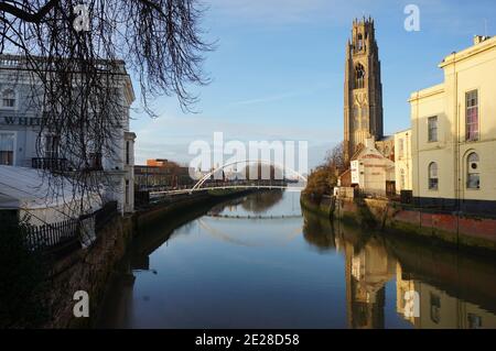 La tour botolph (église de St Botolph, et les anciennes salles de réunion avec des réflexions sur la rivière Haven lors d'une journée ensoleillée d'hiver Banque D'Images