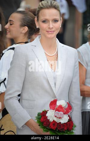 La princesse Charlene de Monaco pose alors qu'elle arrive pour participer au pique-nique de Monaco au Parc de la princesse Antoinette. Monaco le 10 septembre 2011. Photo Thierry Orban/ABACAPRESS.COM Banque D'Images