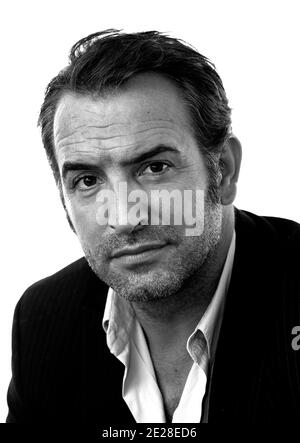 L acteur fran ais Jean Dujardin fait la promotion de son film noir et