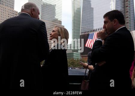 La secrétaire d'État Hillary Rodham Clinton visite le monument commémoratif de 9/11 lors des cérémonies du dixième anniversaire sur le site du World Trade Center, le 11 septembre 2011, à New York. POOL/Todd Heisler/The New York Times photo pool/ABACAPRESS.COM Banque D'Images