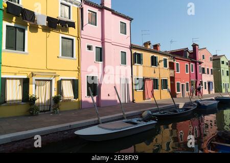 Burano Venise Italie maisons colorées le long du canal à Burano Banque D'Images