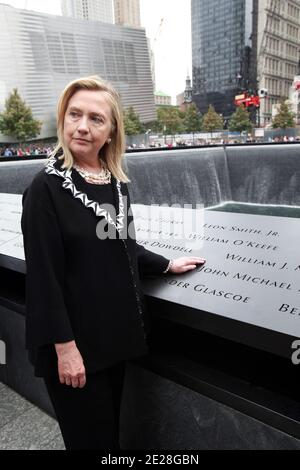 À l'occasion du 10e anniversaire des attentats du 11 septembre, la secrétaire d'État américaine Hillary Clinton, épouse de l'ancien président Bill Clinton, Pauses pour un moment de réflexion au South Memorial Pool le jour d'ouverture du Mémorial du 11 septembre au World Trade Center à New York le 11 septembre 2011. Photo de Jefferson Siegel/ABACAPRESS.COM Banque D'Images