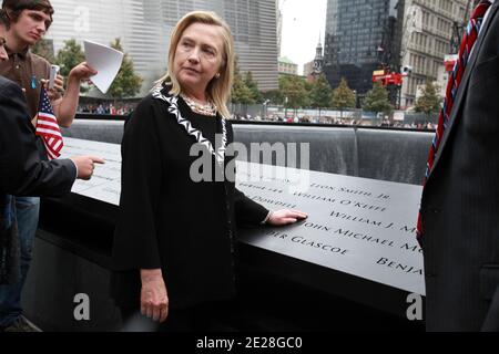 À l'occasion du 10e anniversaire des attentats du 11 septembre, la secrétaire d'État américaine Hillary Clinton, épouse de l'ancien président Bill Clinton, Pauses pour un moment de réflexion au South Memorial Pool le jour d'ouverture du Mémorial du 11 septembre au World Trade Center à New York le 11 septembre 2011. Photo de Jefferson Siegel/ABACAPRESS.COM Banque D'Images