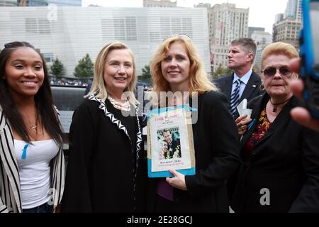 À l'occasion du 10e anniversaire des attentats du 11 septembre, la secrétaire d'État américaine Hillary Clinton (à gauche), épouse de l'ancien président Bill Clinton, pose avec Carolyn Bilelis, Qui a perdu son frère Craig Staub lors des attaques de 9/11, le jour d'ouverture du Mémorial du 11 septembre au World Trade Center de New York, le 11 septembre 2011. Photo de Jefferson Siegel/ABACAPRESS.COM Banque D'Images