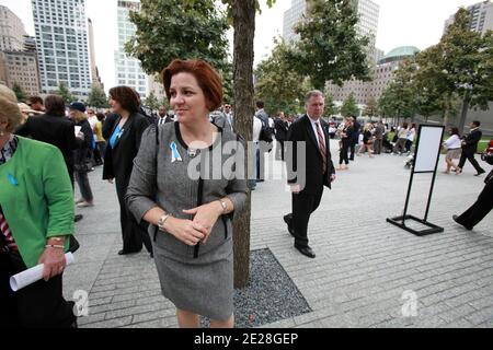 À l'occasion du 10e anniversaire des attentats du 11 septembre, la Présidente du Conseil municipal de New York, Christine Quinn, s'arrête pour un moment de réflexion au South Memorial Pool le 11 septembre 2011, à l'ouverture du Mémorial du 11 septembre au World Trade Center de New York. Photo de Jefferson Siegel/ABACAPRESS.COM Banque D'Images