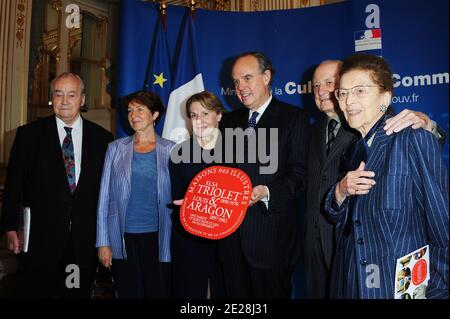 Catherine Tasca, ministre française de la Culture, Frédéric Mitterrand, Pierre Berge et Edmonde Charles-Roux, participant au lancement de 'Label Maisons Illubress', qui s'est tenu au ministère de la Culture à Paris, en France, le 13 septembre 2011. Photo de Nicolas Briquet/ABACAPRESS.COM Banque D'Images