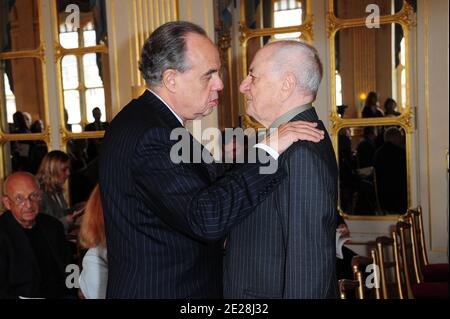 Le ministre français de la Culture, Frédéric Mitterrand, et Pierre Berge, assistent au lancement du label Maisons Illutres, qui s'est tenu au ministère de la Culture à Paris, en France, le 13 septembre 2011. Photo de Nicolas Briquet/ABACAPRESS.COM Banque D'Images