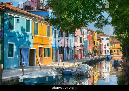 Burano Venise Italie maisons colorées le long du canal à Burano Banque D'Images