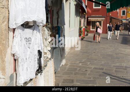 Burano Venise Italie l'île vénitienne de Burano est connue pour la production de dentelle.A boutique vendant la dentelle. Banque D'Images