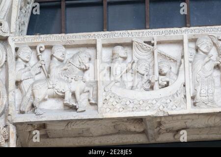 Modena Italie des reliefs sculptés à l'entrée de la cathédrale de Modena Banque D'Images