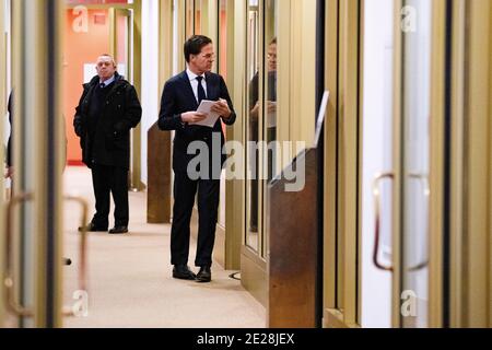 LA HAYE, PAYS-BAS - JANVIER 12 : le Premier ministre Mark Rutte est vu avant la conférence de presse de la COVID-19 le 12 janvier 2021 à la Haye, pays-Bas. Au cours de la conférence de presse, il a été annoncé que le confinement strict actuel du coronavirus sera prolongé jusqu'en février 9. (Photo de Niels Wenstedt/BSR Agency/Alamy Live News) Banque D'Images