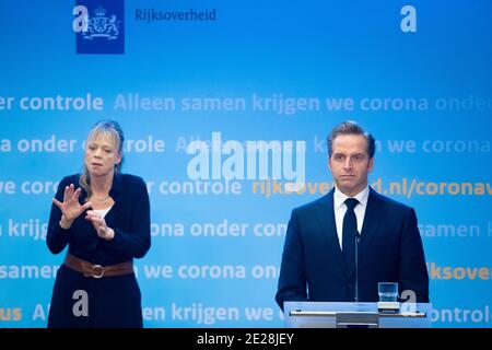 LA HAYE, PAYS-BAS - JANVIER 12 : le ministre de la Santé Hugo de Jonge est présent lors de la conférence de presse du COVID-19 le 12 janvier 2021 à la Haye, pays-Bas. Au cours de la conférence de presse, il a été annoncé que le confinement strict actuel du coronavirus sera prolongé jusqu'en février 9. (Photo de Niels Wenstedt/BSR Agency/Alay Live News) Banque D'Images