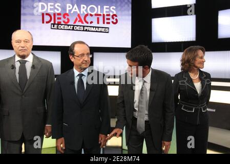 (LtoR) les candidats français aux élections primaires du parti socialiste (PS) de 2011 photographiés avant l'élection présidentielle française de 2012, Jean-Michel Baylet, François Hollande, Manuel Valls et Ségolène Royal, posent avant de prendre part à un débat télévisé sur la chaîne de télévision française France 2, Paris, France, le 15 septembre 2011. Photo de Thierry Chesnot/Pool/ABACAPRESS.COM Banque D'Images