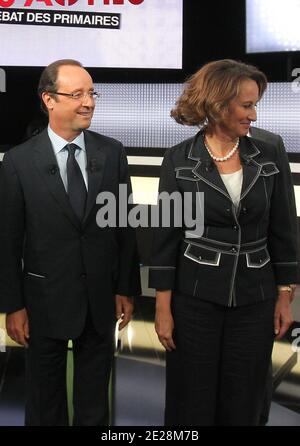 (LtoR) les candidats français aux élections primaires du parti socialiste (PS) de 2011 photographiés avant l'élection présidentielle française de 2012 François Hollande et Segolene Royal, se présentent avant de prendre part à un débat télévisé sur la chaîne de télévision française France 2, Paris, France, le 15 septembre 2011. Photo de Thierry Chesnot/Pool/ABACAPRESS.COM Banque D'Images