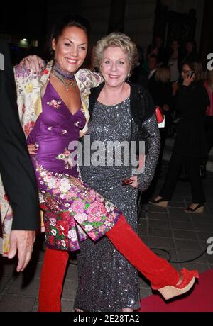 Hermine de Clermont Tonnerre et Françoise Labourde participant au Gala de l'IFRAD (au profit de la lutte contre la maladie d'alzeimer) qui s'est tenu à l'Opéra Comique de Paris, en France, le 21 septembre 2011. Photo de Denis Guignebourg/ABACAPRESS.COM Banque D'Images