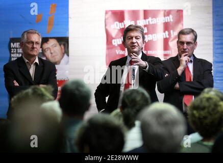 Exclusif. Le candidat du Front de gauche, Jean-Luc Melenson, est photographié lors de sa visite à Nerac, en France, le 22 septembre 2011. Photo de Patrick Bernard/ABACAPRESS.COM Banque D'Images