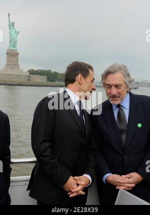 Le président français Nicolas Sarkozy (C) s'entretient avec l'acteur américain Robert de Niro (R) lors de la célébration du 125e anniversaire de la Statue de la liberté, New York City, NY, USA, le 22 septembre 2011. Photo par Eric Feferberg/Pool/ABACAPRESS.COM Banque D'Images