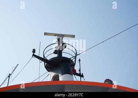 Radar et matériel de navigation sur le toit d'un yacht contre le ciel bleu Banque D'Images