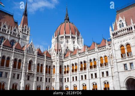 Vue rapprochée du dôme du Parlement hongrois à Budapest, Hongrie. Banque D'Images