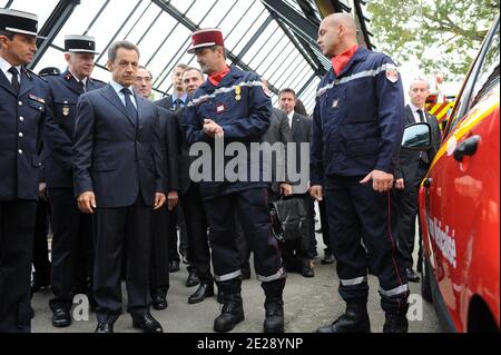 Le président français Nicolas Sarkozy était à Nantes, en France, le 24 septembre 2011 pour participer au congrès national des pompiers. Nicolas Sarkozy parle avec des pompiers. Photo de Sébastien Salom-Gomis/Pool/ABACAPRESS.COM Banque D'Images