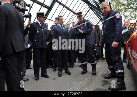 Le président français Nicolas Sarkozy était à Nantes, en France, le 24 septembre 2011 pour participer au congrès national des pompiers. Nicolas Sarkozy parle avec des pompiers. Photo de Sébastien Salom-Gomis/Pool/ABACAPRESS.COM Banque D'Images