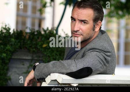 L'acteur français Jean Dujardin pose le 27 septembre 2011 à l'Hôtel Gantois à Lille, dans le nord de la France, après une conférence de presse pour présenter le dernier film de Hazanavicius, « l'artiste », avec Dujardin. Dujardin a remporté le Prix de l'interprétation masculin (meilleur acteur) avec le film lors du Festival de Cannes 2011. Photo de Sylvain Lefevre/ABACAPRESS.COM Banque D'Images