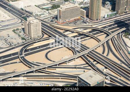 Vue de dessus de l'autoroute, circulation routière une infrastructure importante à Dubaï Banque D'Images